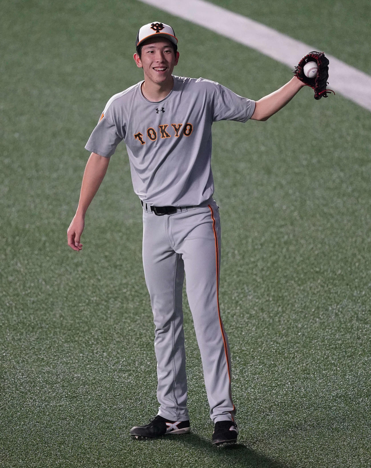 中日対巨人　試合前練習のキャッチボール中、笑顔を見せる巨人戸郷（撮影・江口和貴）