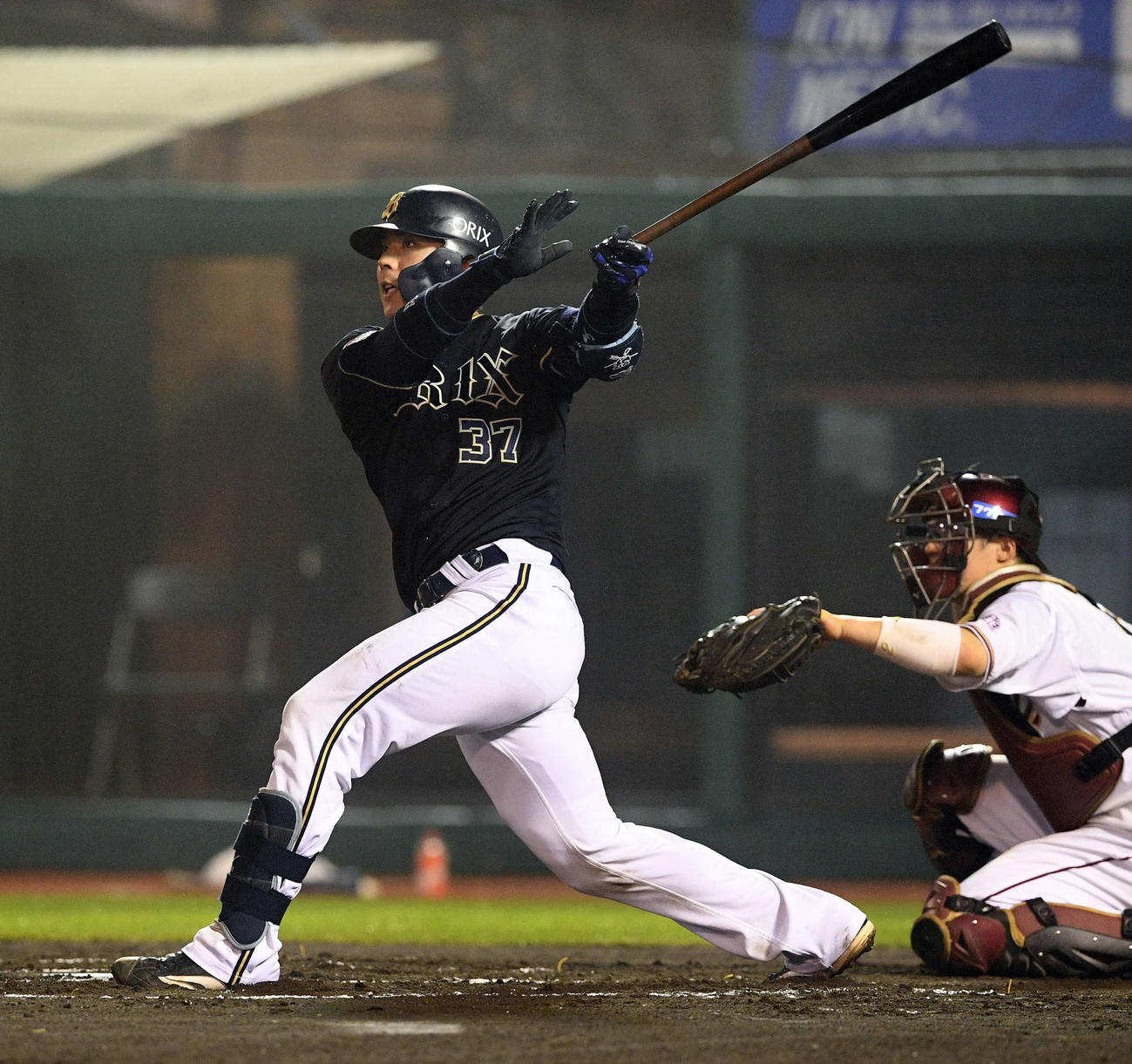 楽天対オリックス　6回表オリックス1死満塁、若月は逆転の左越え満塁本塁打を放つ（撮影・滝沢徹郎）