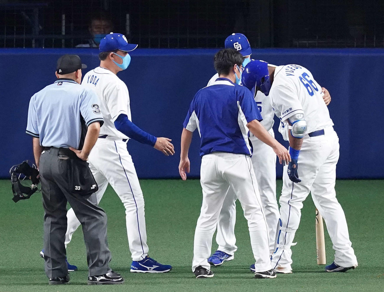 中日対巨人　7回裏中日無死、死球を受けたビシエド（右端）を心配する与田監督（左から2人目）（撮影・江口和貴）