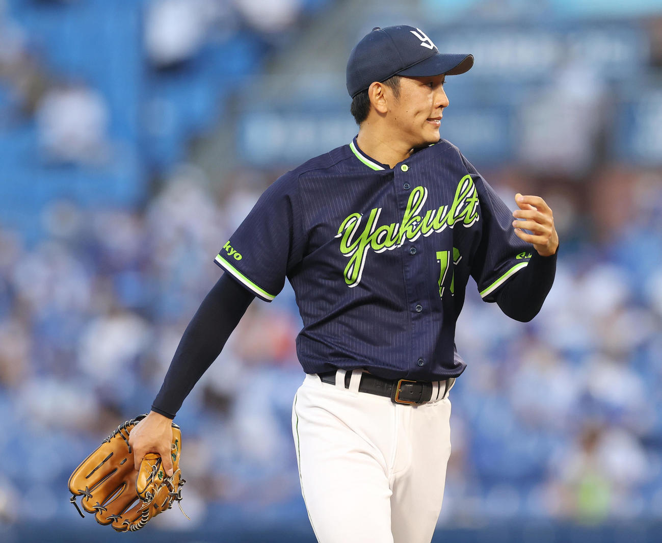 DeNA対ヤクルト　1回裏の登板を終え逆転を許したヤクルト先発の原は厳しい表情で汗をぬぐう（後方左から4人目）らナイン（撮影・垰建太）