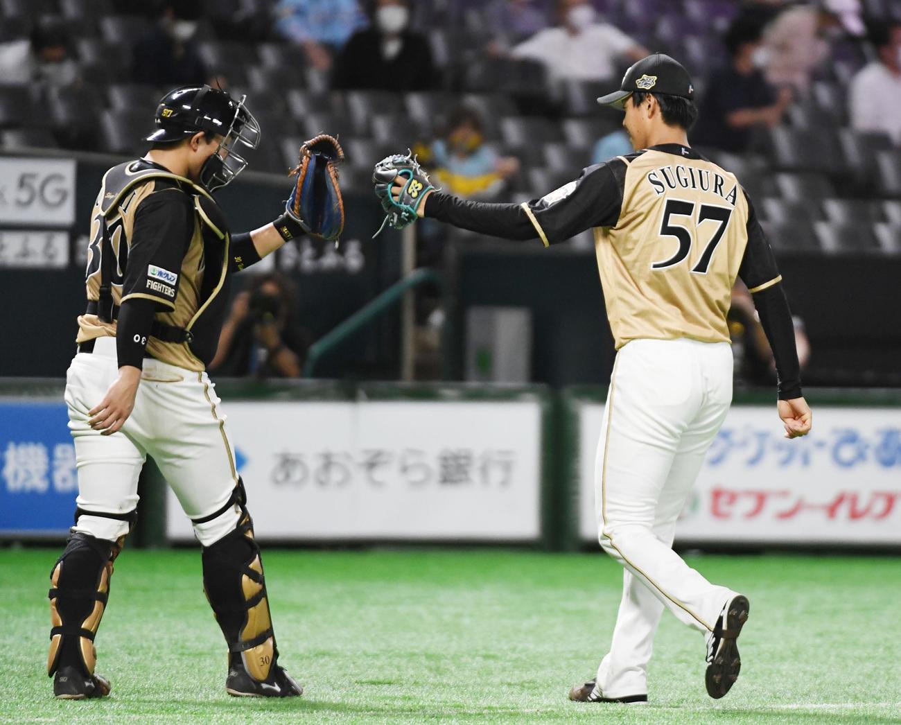 ソフトバンク対日本ハム　5回裏を抑え捕手の宇佐見真吾とグラブタッチする先発の杉浦稔大（右）（撮影・今浪浩三）