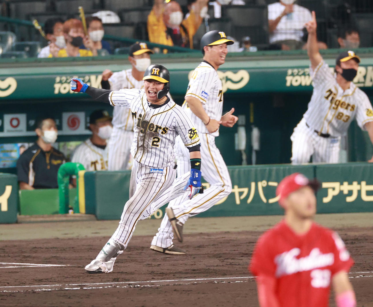 阪神対広島　7回裏阪神無死、左越え本塁打を放ちガッツポーズをみせる北條（撮影・清水貴仁）