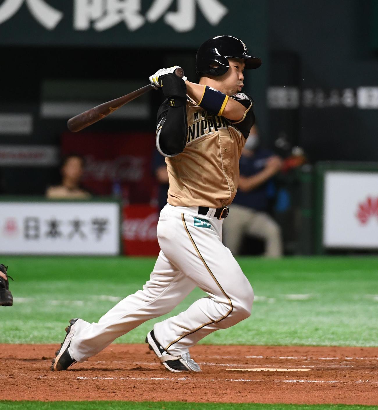 ソフトバンク対日本ハム　7回表日本ハム2死一、三塁、右前適時打を放つ近藤（撮影・今浪浩三）