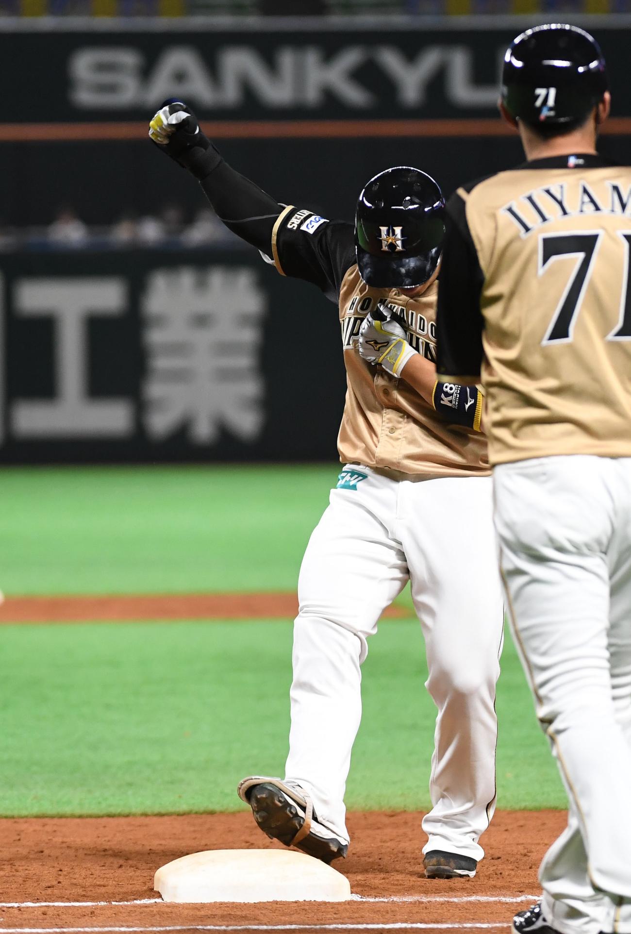 ソフトバンク対日本ハム　7回表日本ハム2死一、三塁、近藤健介は右前に勝ち越し適時打を放ちガッツポーズ（撮影・今浪浩三）