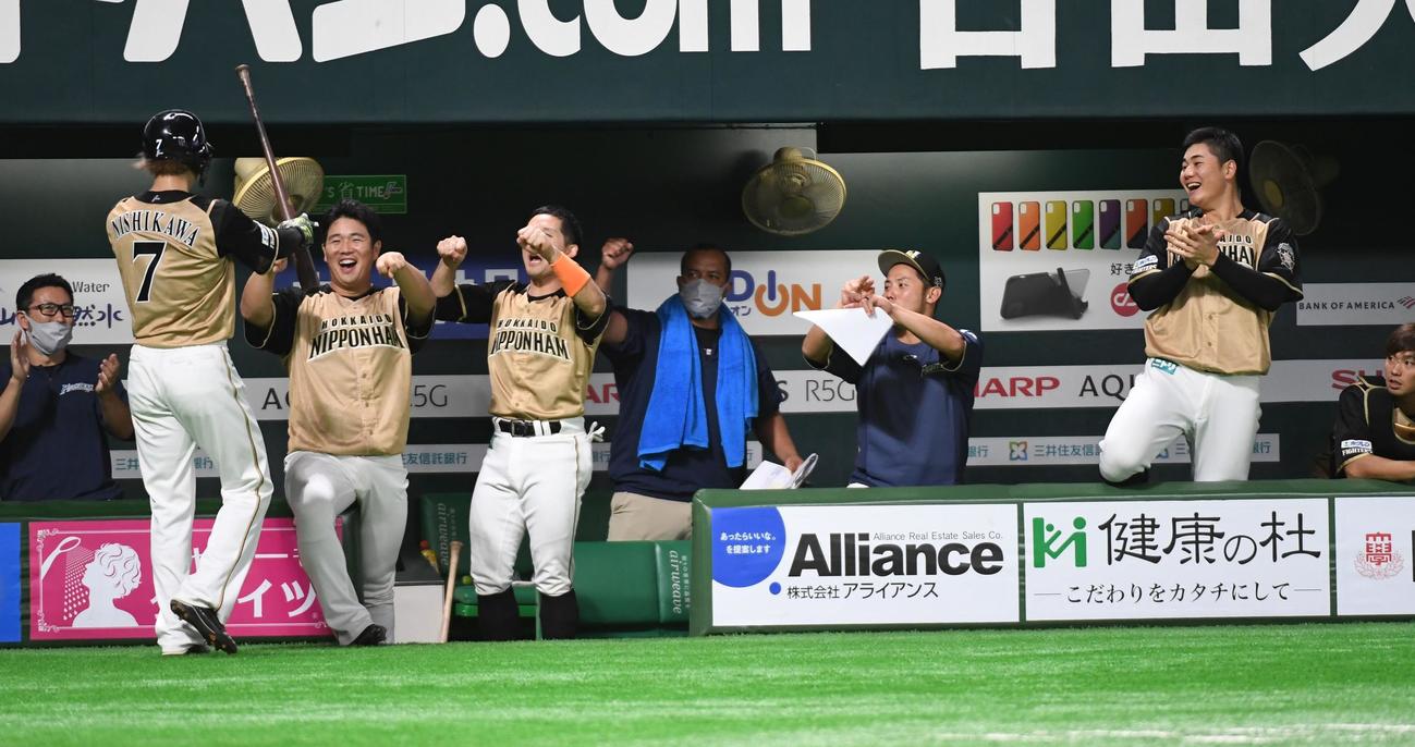 ソフトバンク対日本ハム　7回表日本ハム2死一、三塁、近藤健介の勝ち越し適時打で生還した西川遥輝を出迎えるナイン（撮影・今浪浩三）