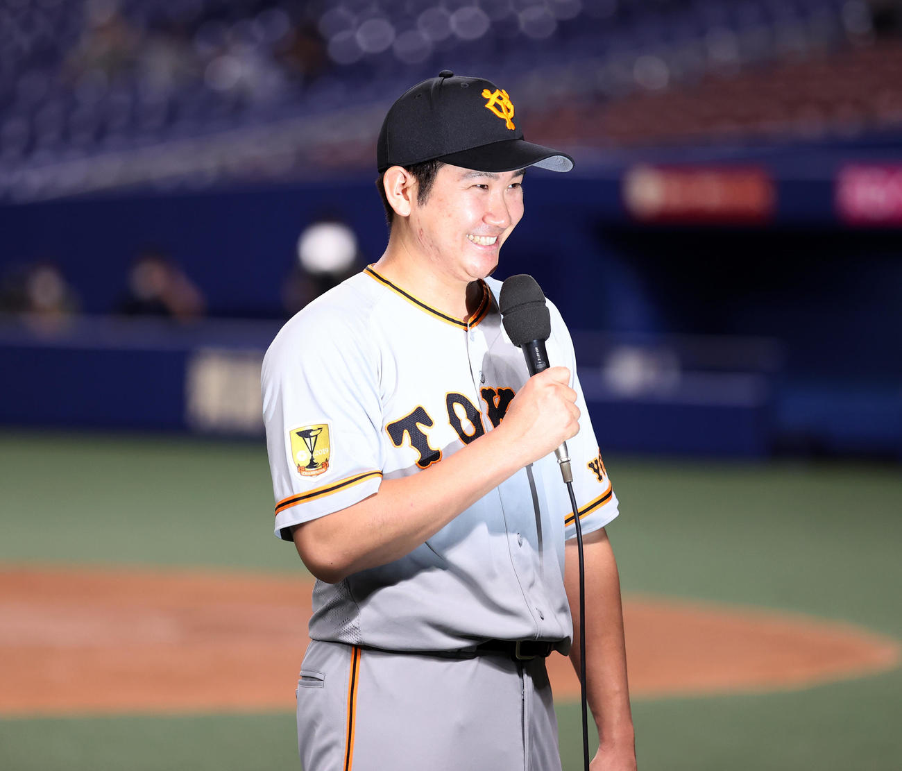 中日対巨人　ヒーローインタビューで笑顔を見せる菅野（撮影・大野祥一）
