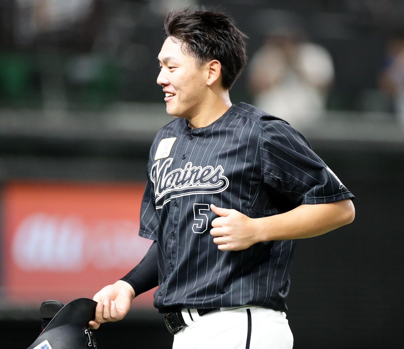西武対ロッテ　1回表ロッテ2死二塁、安田は中前先制適時打を放ち笑顔でベンチに戻る（撮影・浅見桂子）