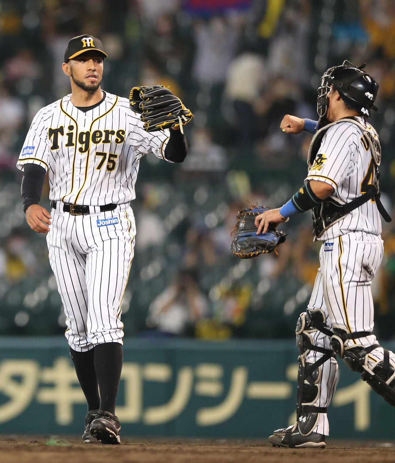 阪神対広島　阪神スアレス（左）は試合を締め捕手梅野隆太郎とグータッチする（撮影・上山淳一）