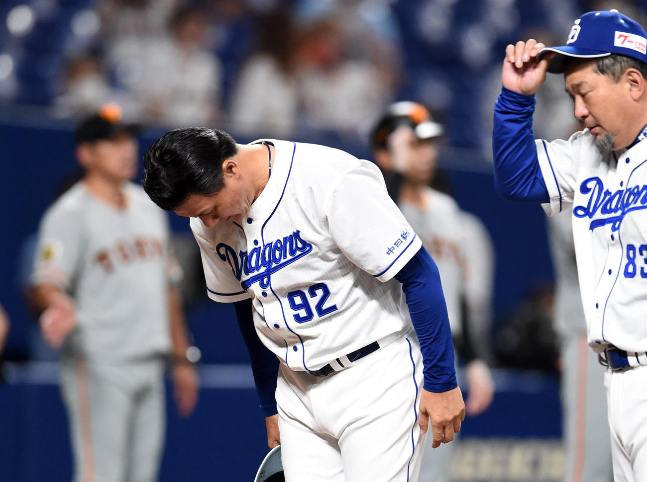 試合終了後、一礼する与田剛監督（撮影・森本幸一）