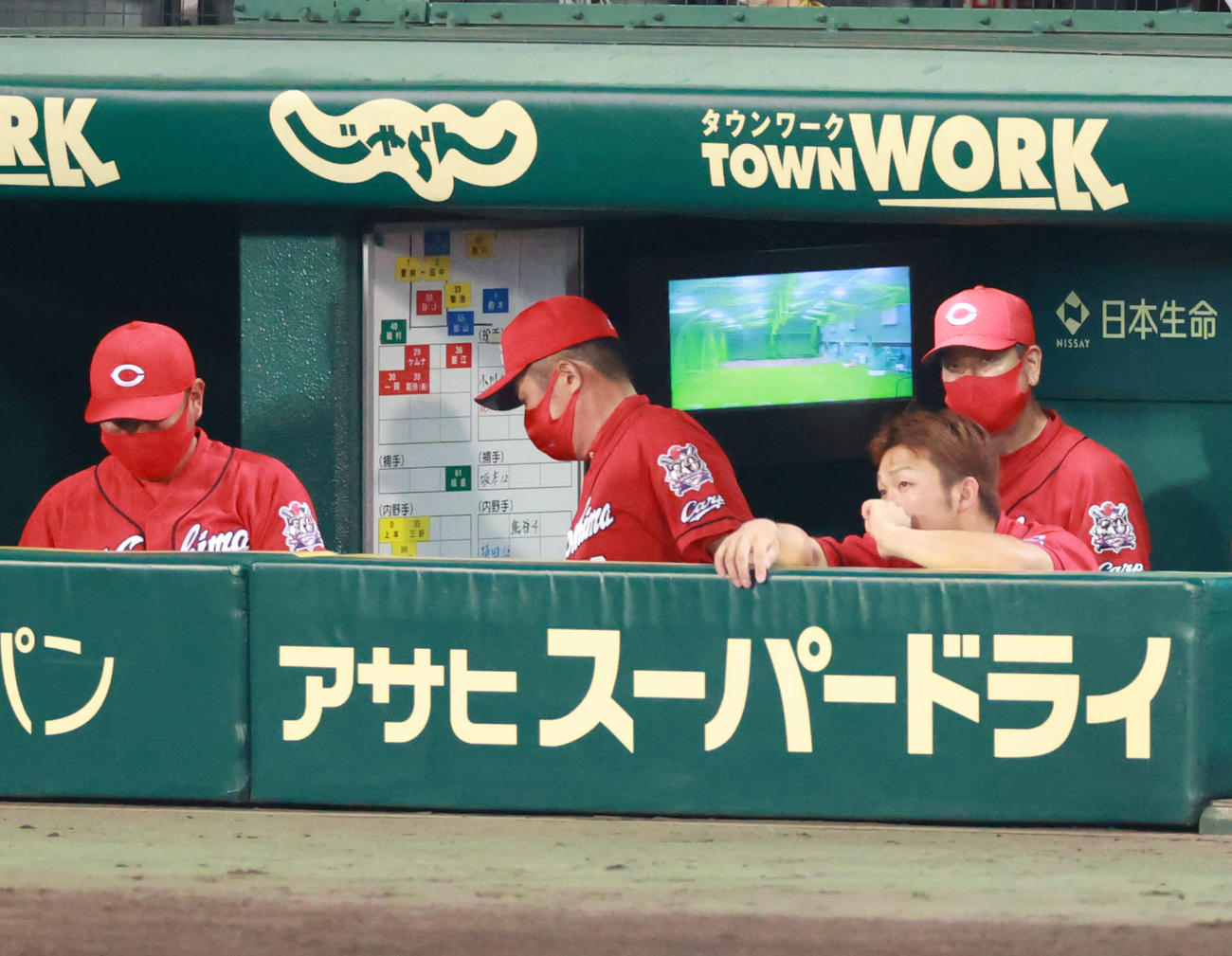 阪神対広島　試合に敗れ引き揚げる佐々岡真司監督（中央）（撮影・清水貴仁）