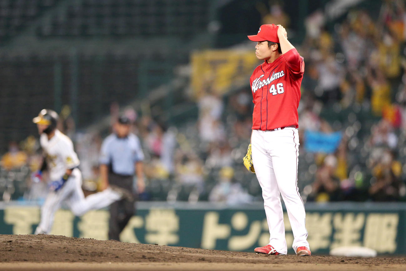 阪神対広島　7回裏阪神無死、高橋樹（右）は代打・北條史也に左越え本塁打を被弾する（撮影・上山淳一）