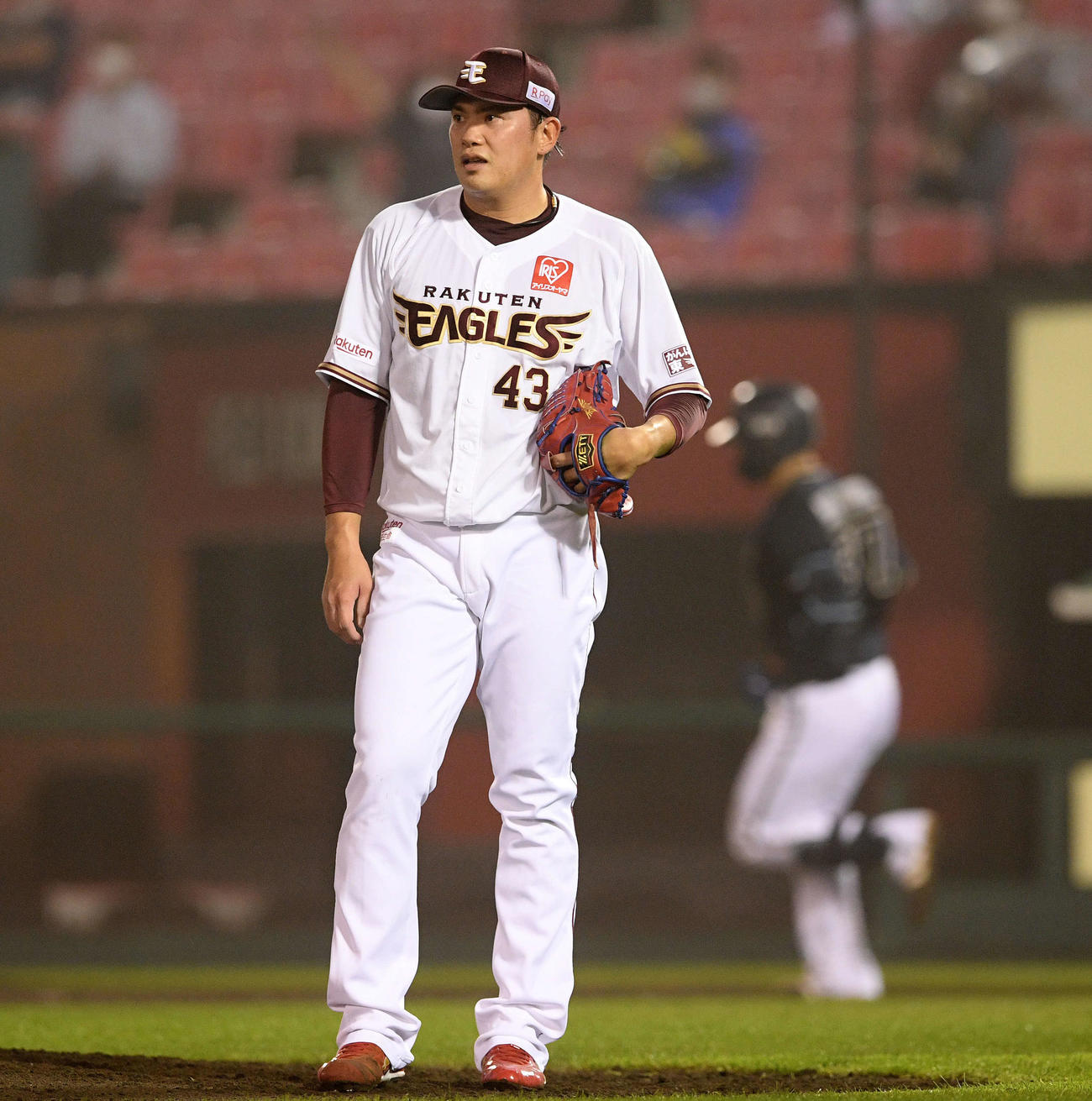 楽天対オリックス　6回表オリックス1死満塁、若月（奥）に逆転の左越え満塁本塁打を浴びる宋（撮影・滝沢徹郎）