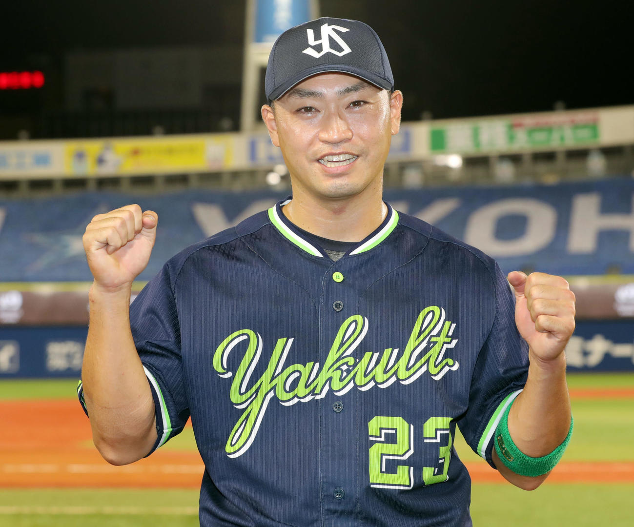 DeNA対ヤクルト　ヒーローインタビューを終えガッツポーズで写真に納まるヤクルト青木（撮影・垰建太）