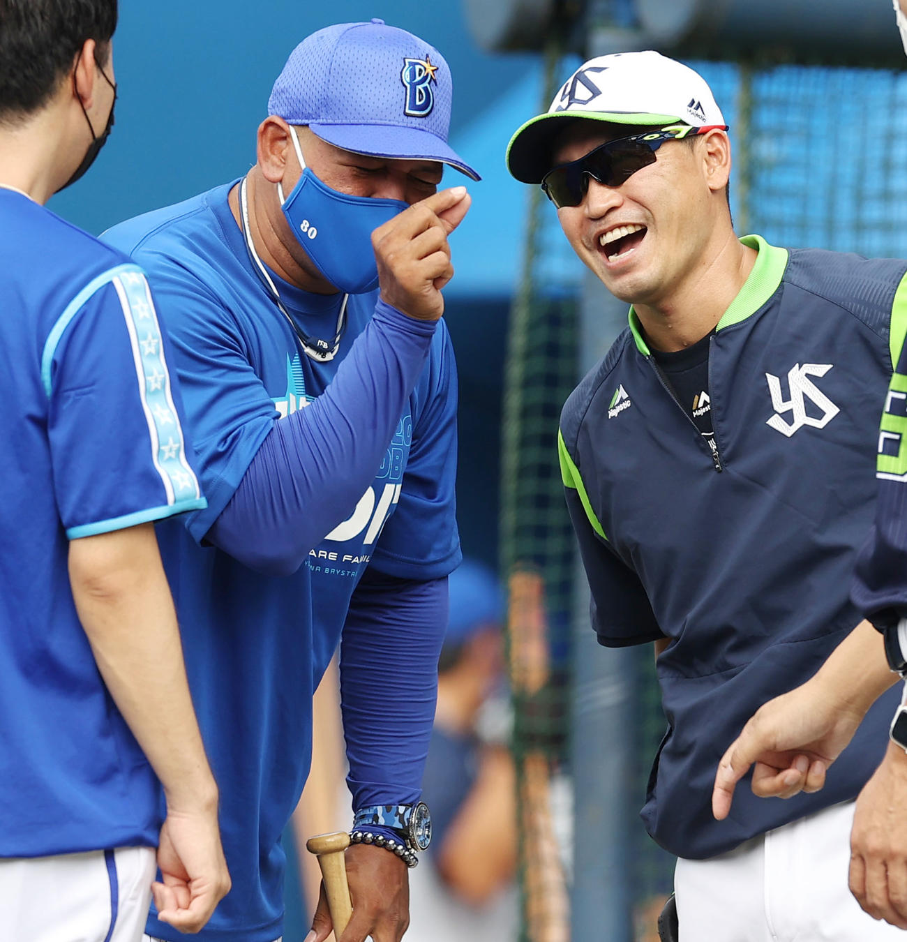 DeNA対ヤクルト　試合前、談笑するDeNAラミレス監督（左）とヤクルト青木（撮影・垰建太）