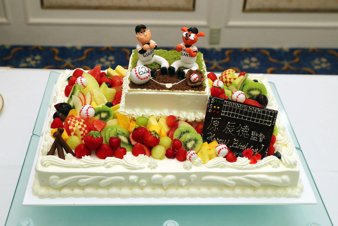 誕生日のお祝いで報道陣から巨人原監督に贈られたケーキ（撮影・大野祥一、撮影協力・ホテルナゴヤキャッスル）