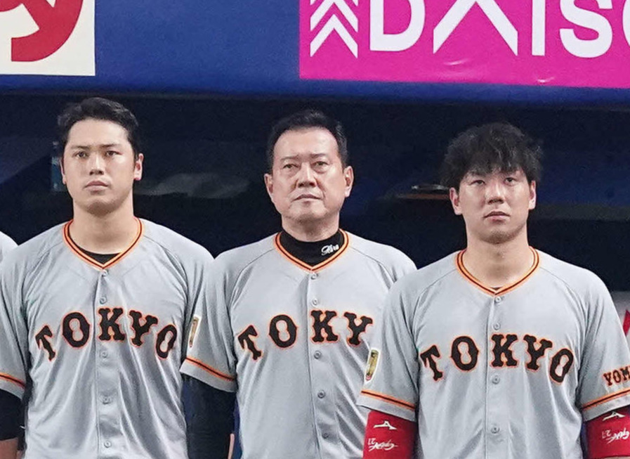 中日対巨人　試合前、君が代斉唱でベンチ前に立つ巨人原監督（中央）ら（撮影・江口和貴）