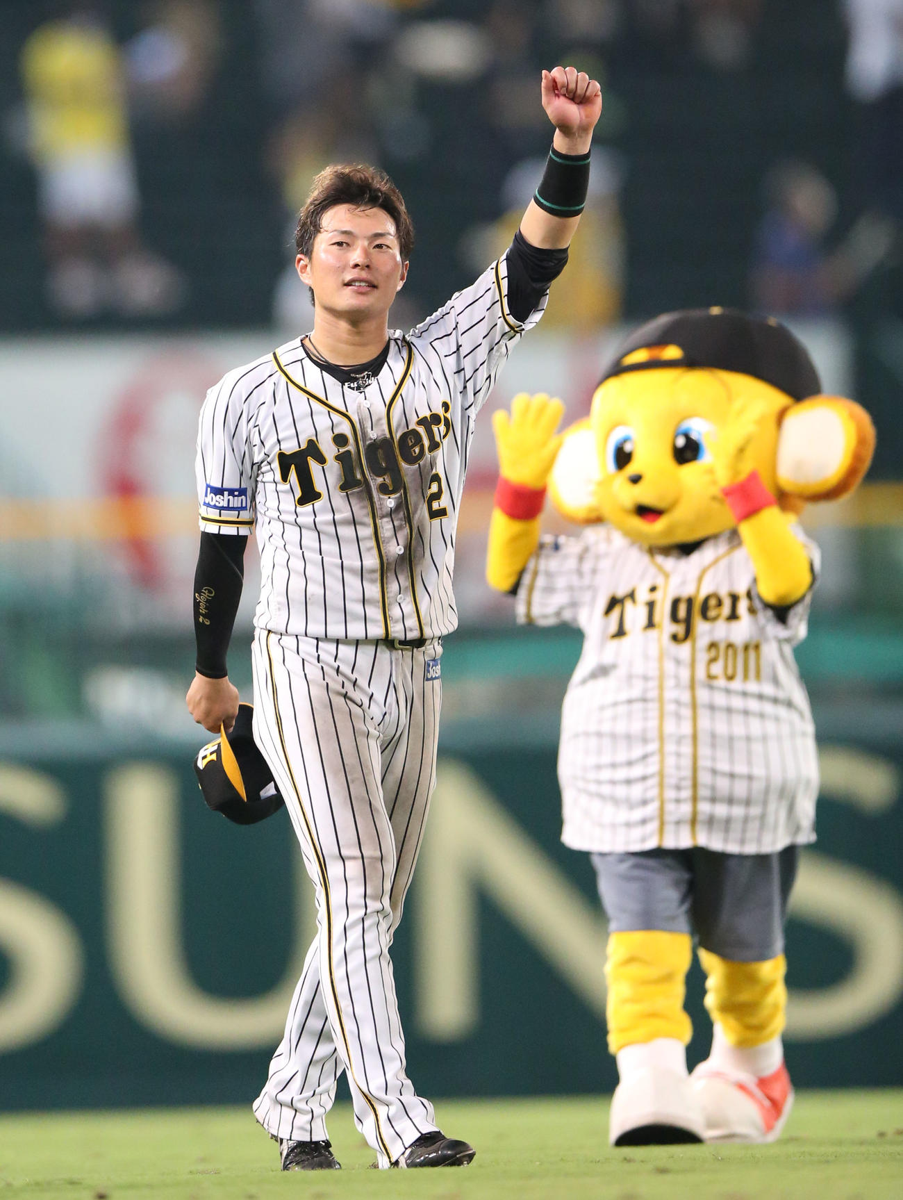 阪神対広島　ヒーローの北條は阪神ファンに向かってガッツポーズする（撮影・上山淳一）