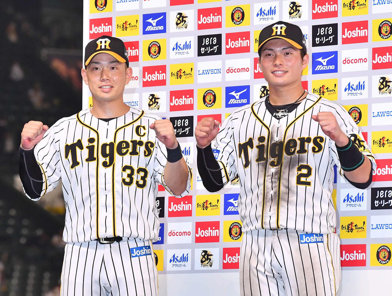 阪神対広島　お立ち台でガッツポーズする糸原健斗（左）と北條史也（撮影・上田博志）