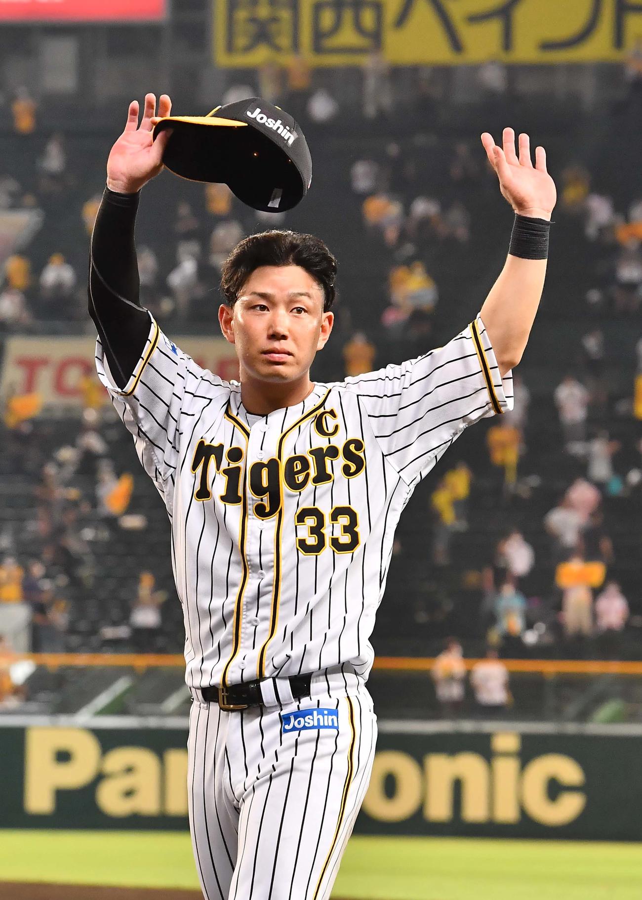 ファンの歓声に手を振って応える糸原（撮影・上田博志）