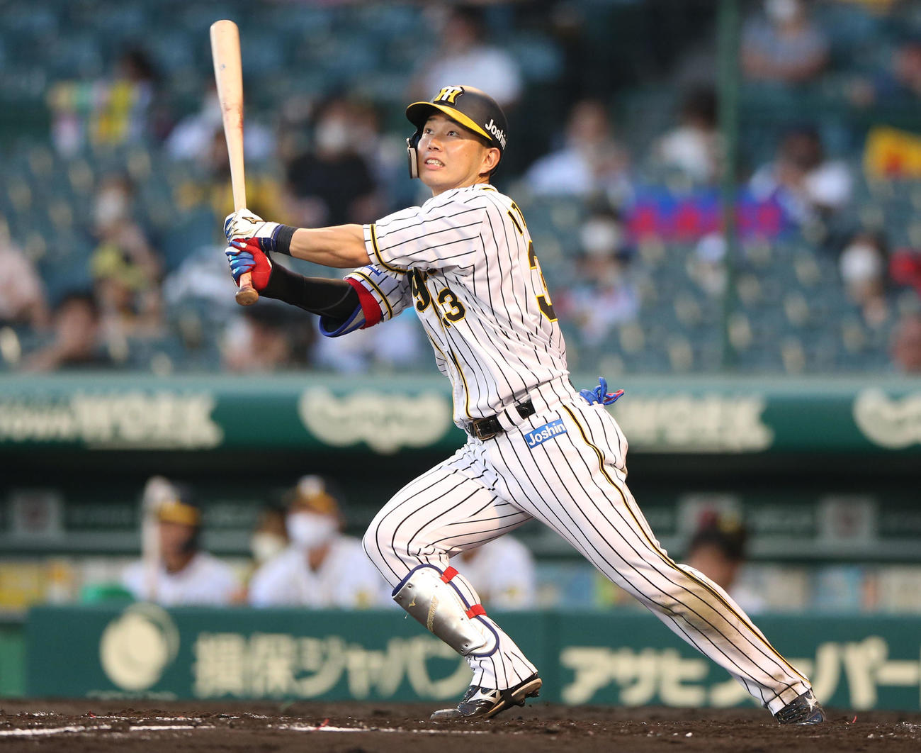3回裏阪神2死二塁、糸原は左越え2点本塁打を放つ（撮影・上山淳一）
