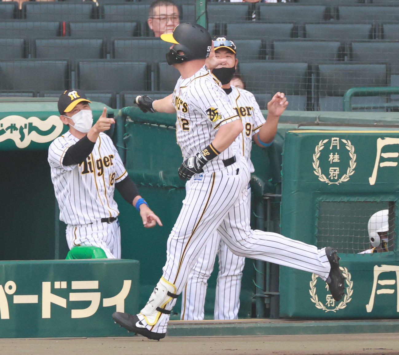 阪神対広島　1回裏阪神2死、中越えの同点本塁打を放ち矢野監督（左）の出迎えを受けるサンズ（撮影・清水貴仁）