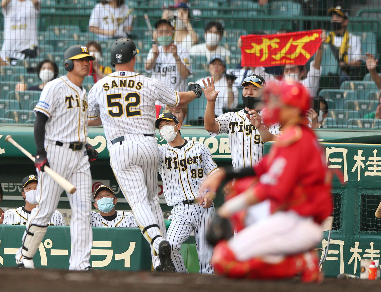 阪神対広島　1回裏阪神2死、サンズ（手前）は中越え本塁打を放ち矢野監督らから出迎えられる（撮影・上山淳一）