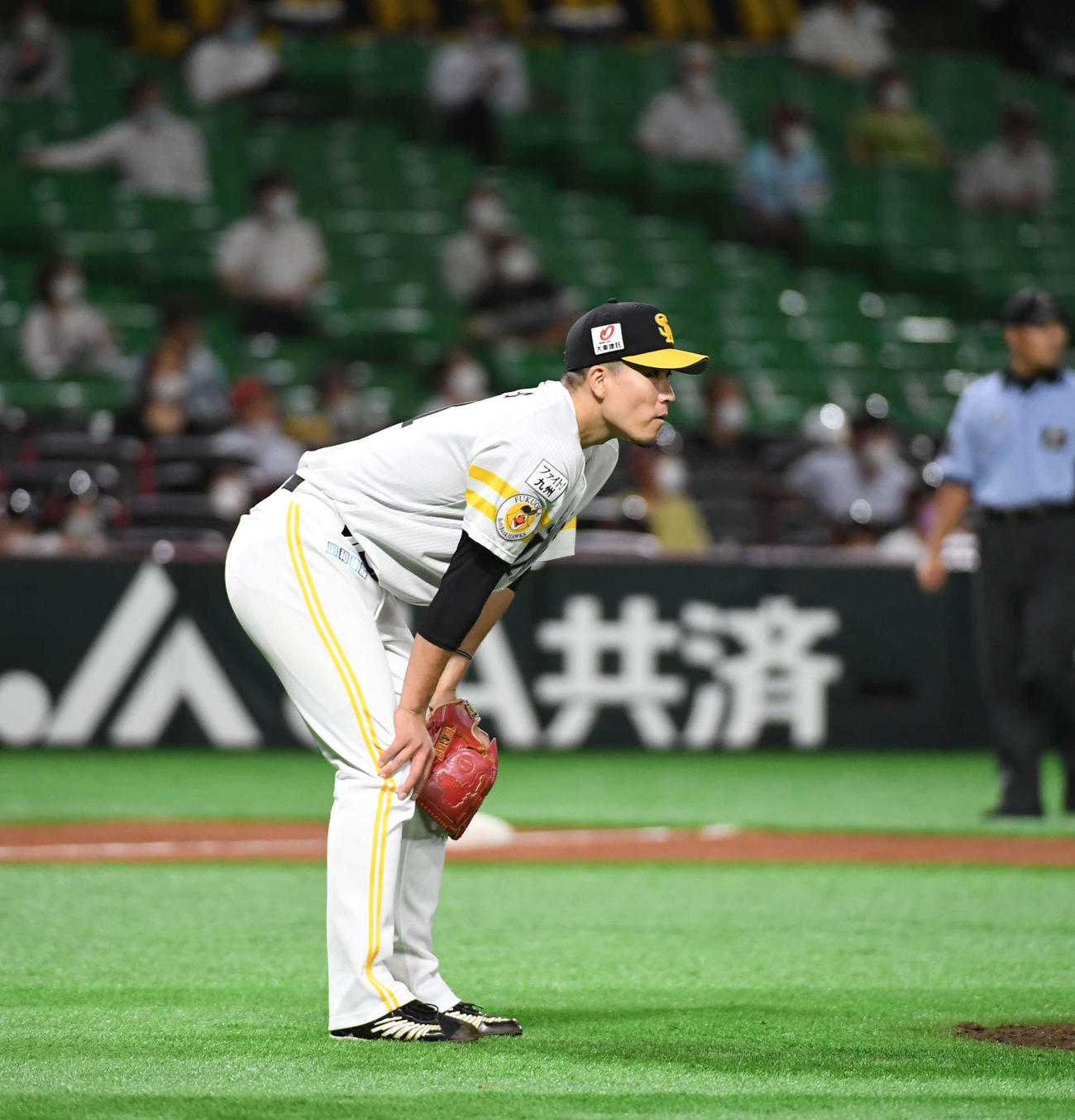 ソフトバンク対日本ハム　7回表日本ハム2死三塁、西川に適時打を浴びて膝に手を置く千賀（撮影・今浪浩三）