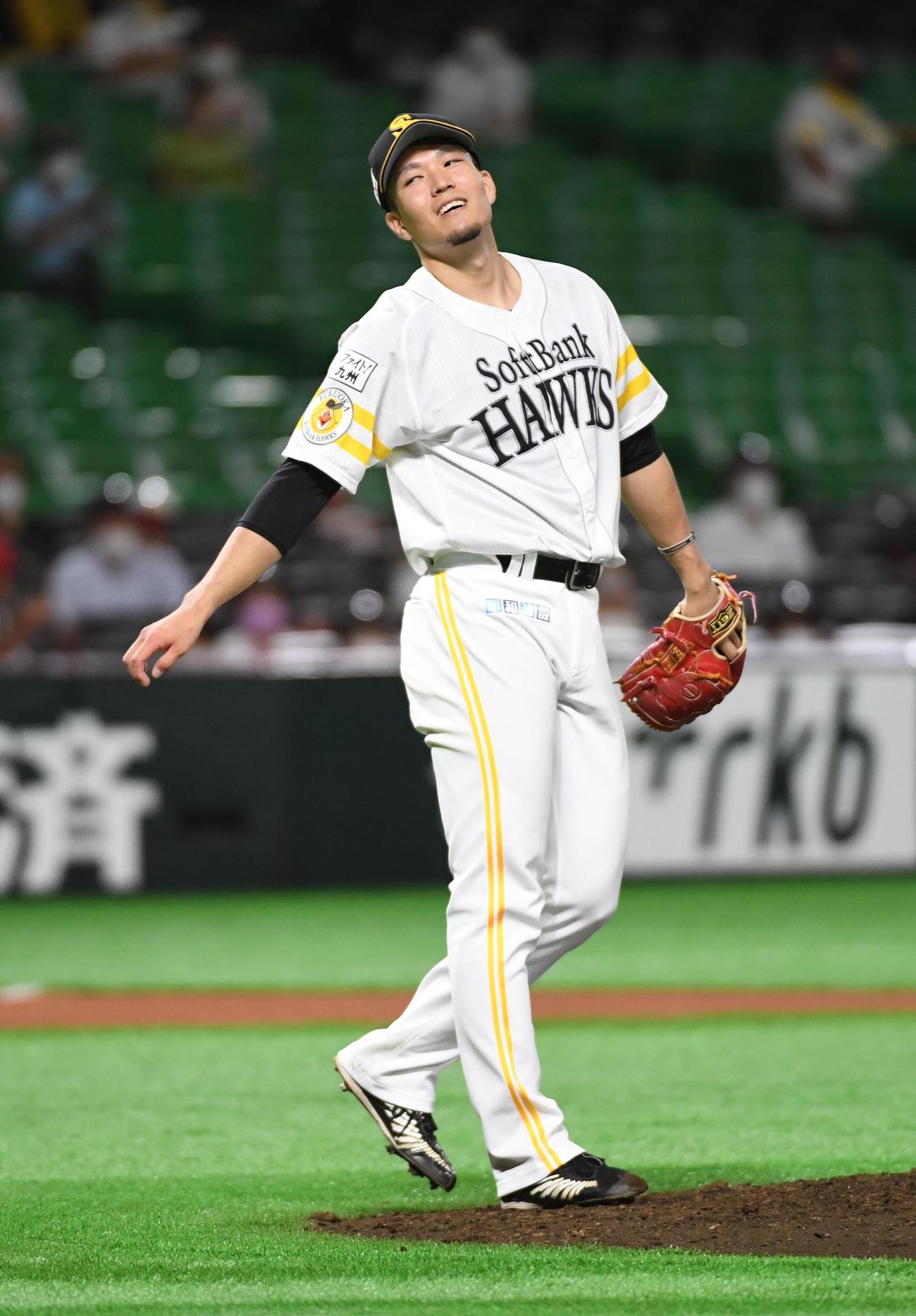 ソフトバンク対日本ハム　6回表日本ハム無死、先発の千賀滉大は近藤健介を投ゴロに仕留める（撮影・今浪浩三）