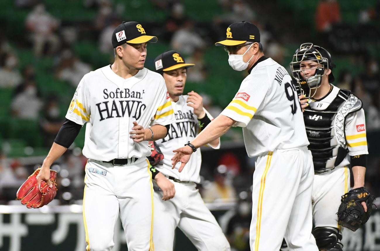 ソフトバンク対日本ハム　7回表日本ハム2死一、三塁、降板する先発千賀滉大（撮影・今浪浩三）