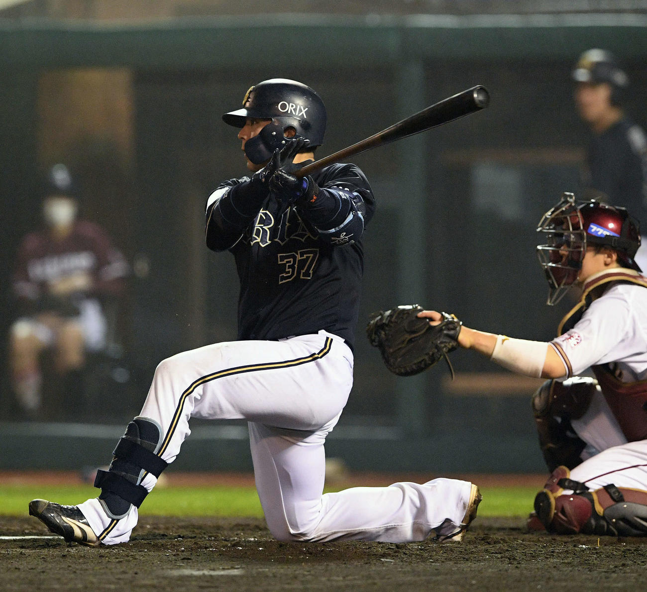 楽天対オリックス　7回表オリックス2死一、二塁、若月は中前打適時打を放つ（撮影・滝沢徹郎）