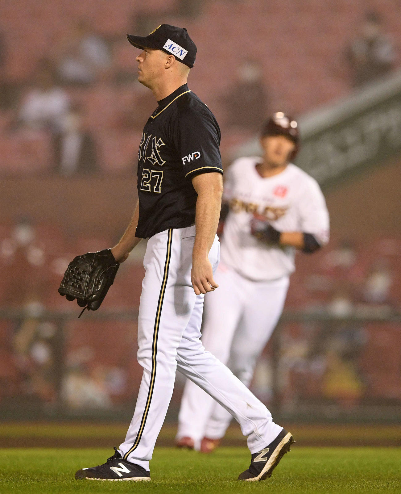 楽天対オリックス　6回裏楽天1死、浅村（奥）を左飛に打ち取ったアルバース（撮影・滝沢徹郎）