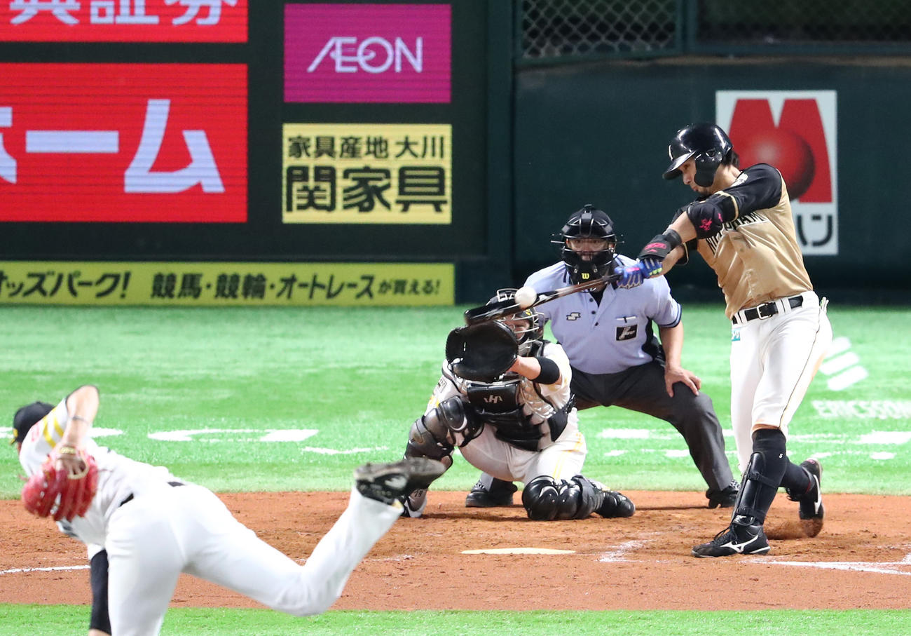 7回表日本ハム2死二塁、大田は左前打を放つ（撮影・梅根麻紀）