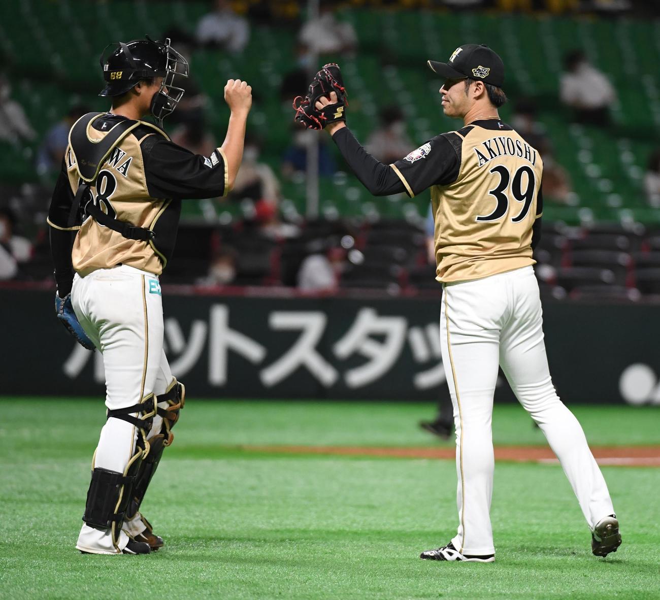 ソフトバンク対日本ハム　石川亮とタッチを交わす秋吉亮（右）（撮影・今浪浩三）