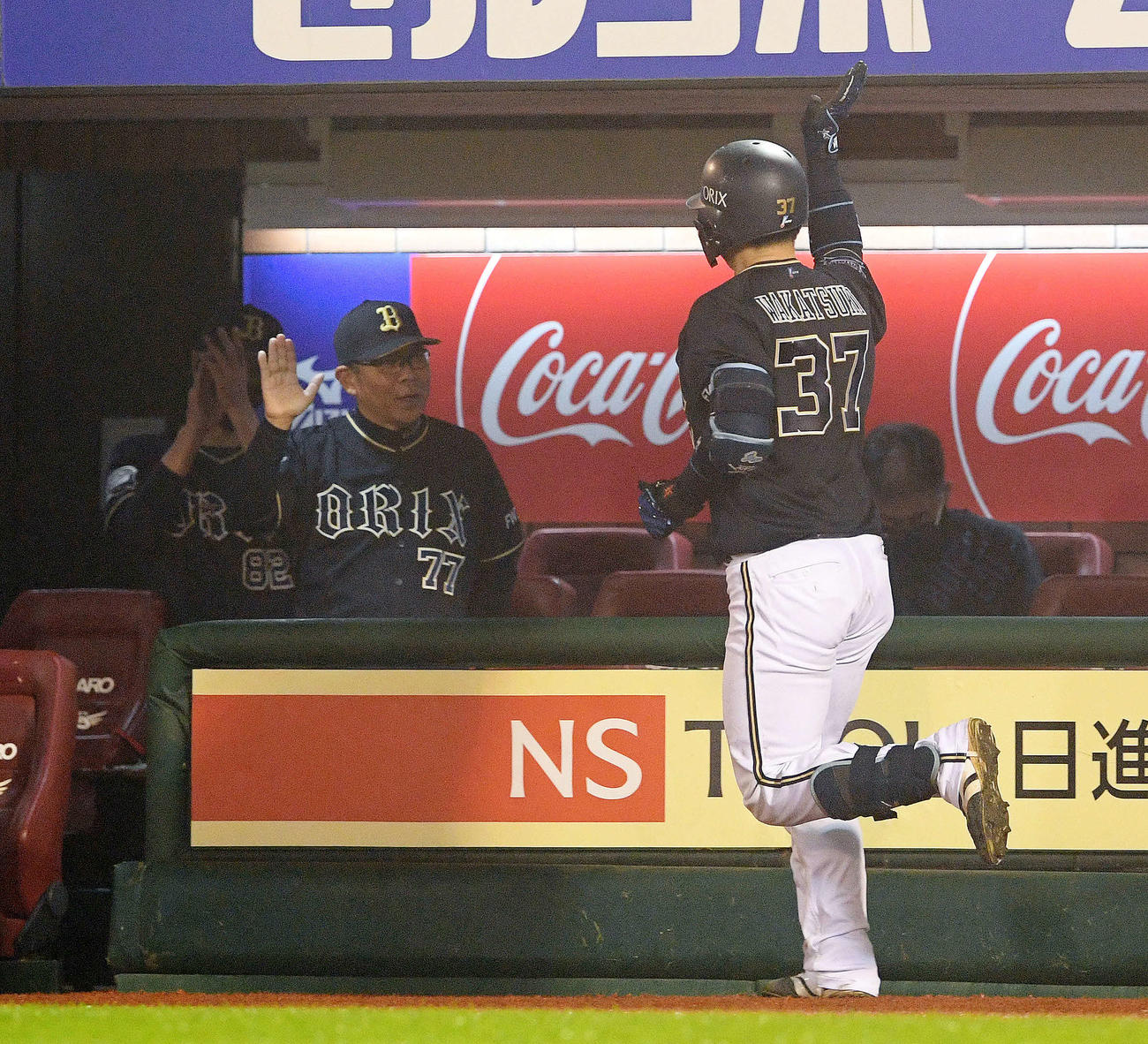 楽天対オリックス　6回表オリックス1死満塁、逆転の左越え満塁本塁打を放った若月（手前）を出迎える西村監督（左から2人目）（撮影・滝沢徹郎）