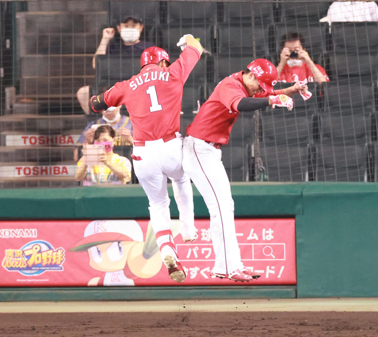 阪神対広島　7回表広島無死一塁、中越え2点本塁打を放った鈴木（左）は堂林とヒップタッチを交わす（撮影・清水貴仁）