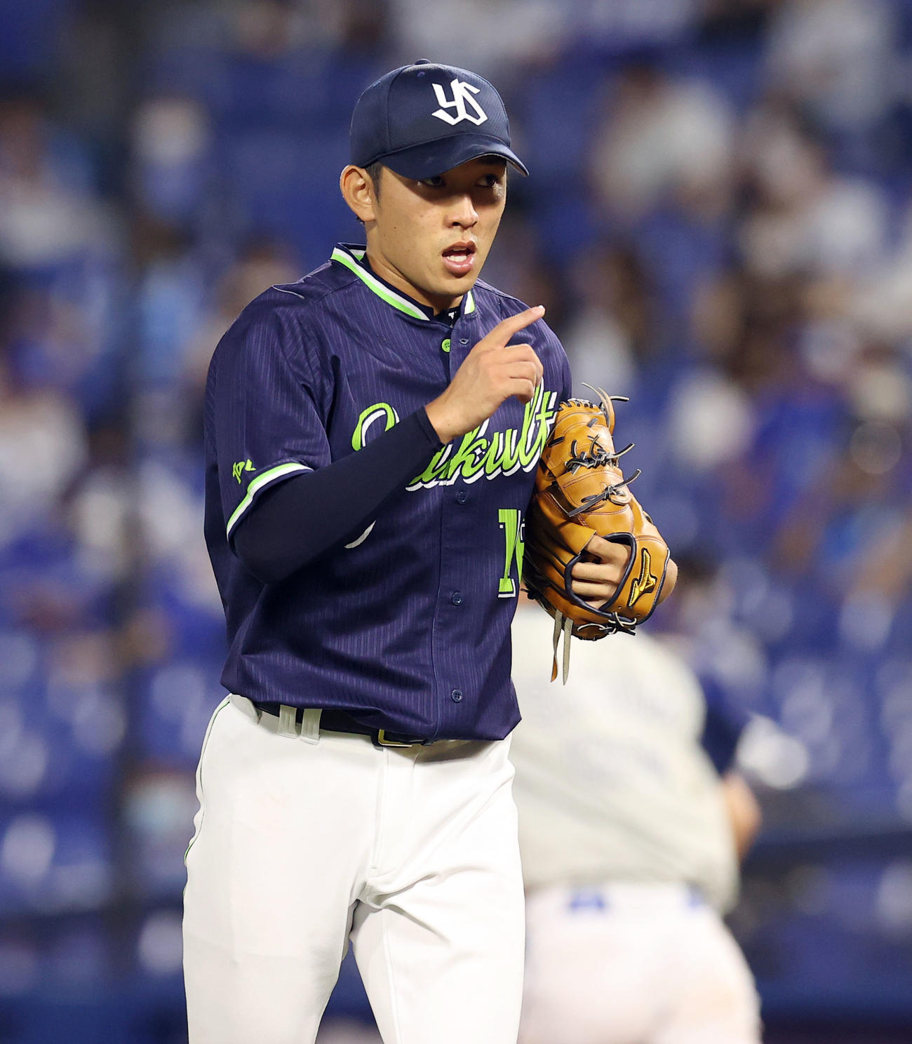 DeNA対ヤクルト　3回裏DeNAの攻撃を無失点に抑え、人さし指を立てながら引き揚げる原（撮影・垰建太）