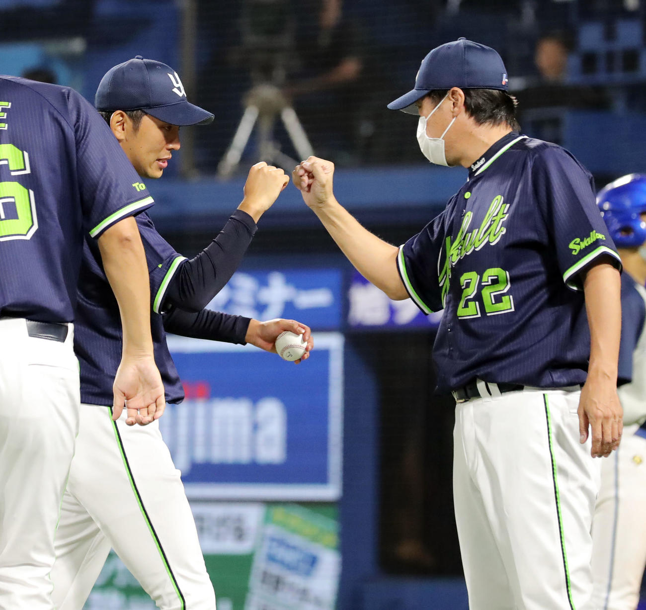 DeNA対ヤクルト　DeNAに勝利し勝ち投手となったヤクルト原（左奥）は高津監督とエアグータッチ（撮影・垰建太）