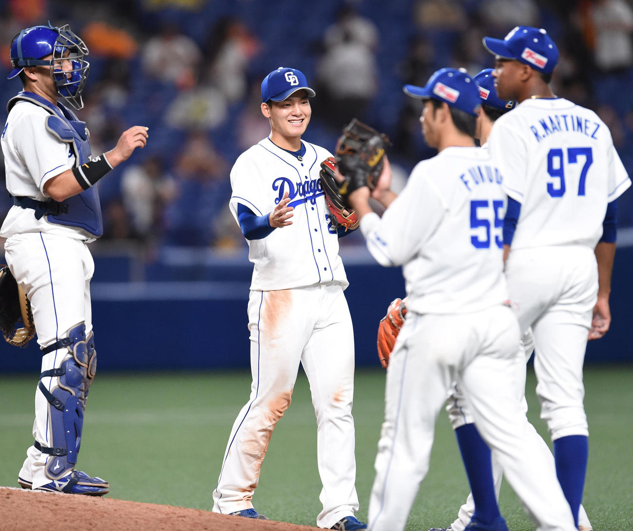 試合終了、笑顔でナインとエアタッチを交わす石川昂弥（撮影・森本幸一）
