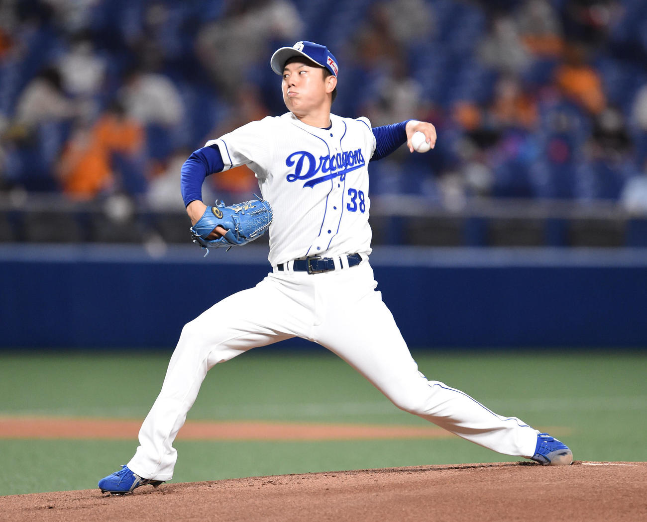 1回表、中日先発の松葉貴大（撮影・森本幸一）