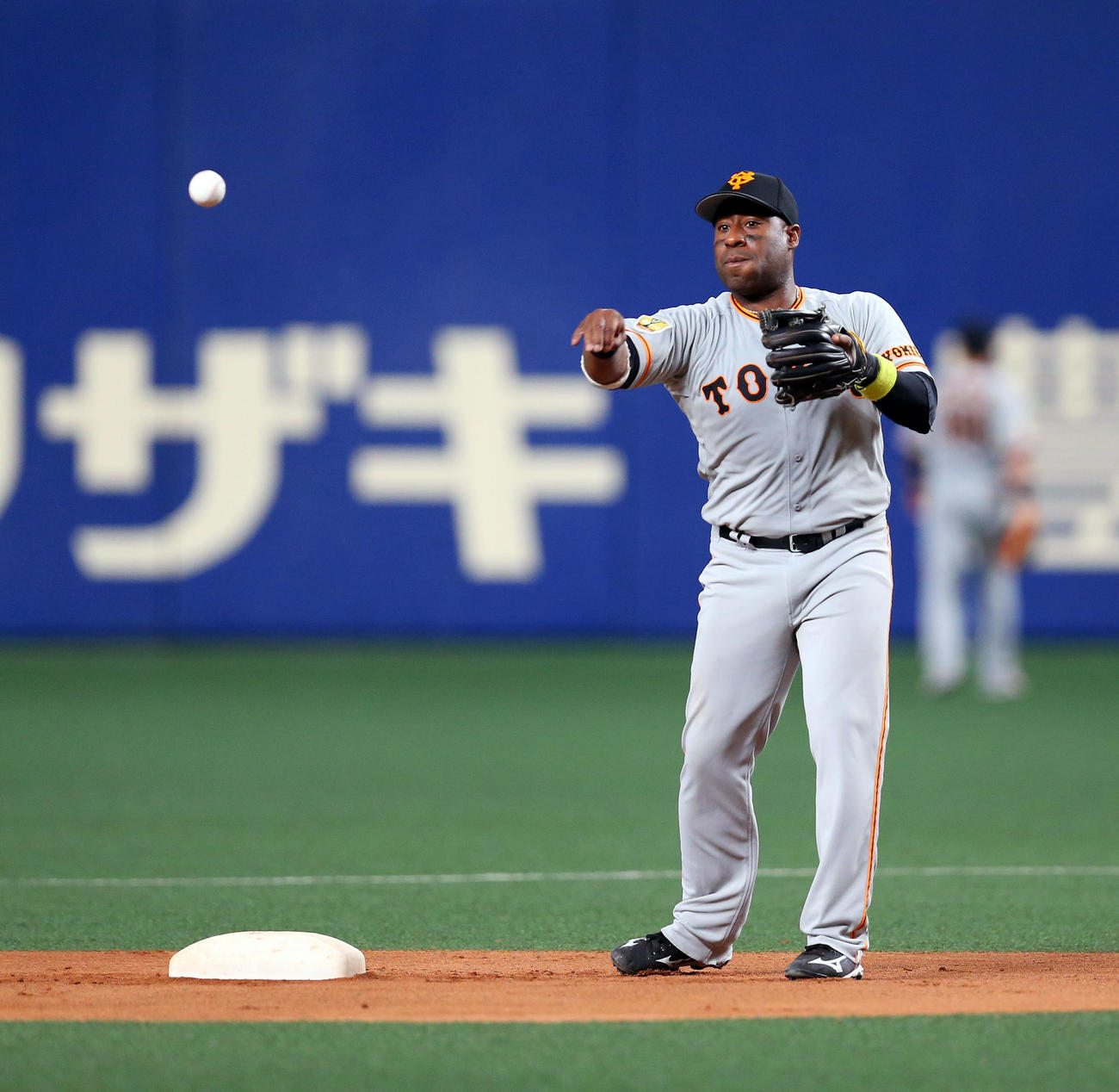 中日対巨人　7回裏、二塁手で起用されるウィーラー（撮影・大野祥一）