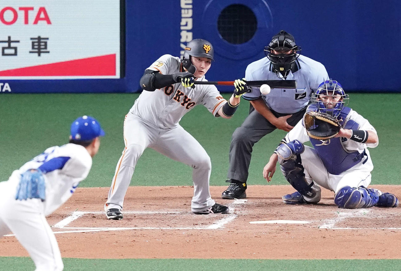 中日対巨人　3回表巨人無死一塁、送りバントを決める丸（撮影・江口和貴）