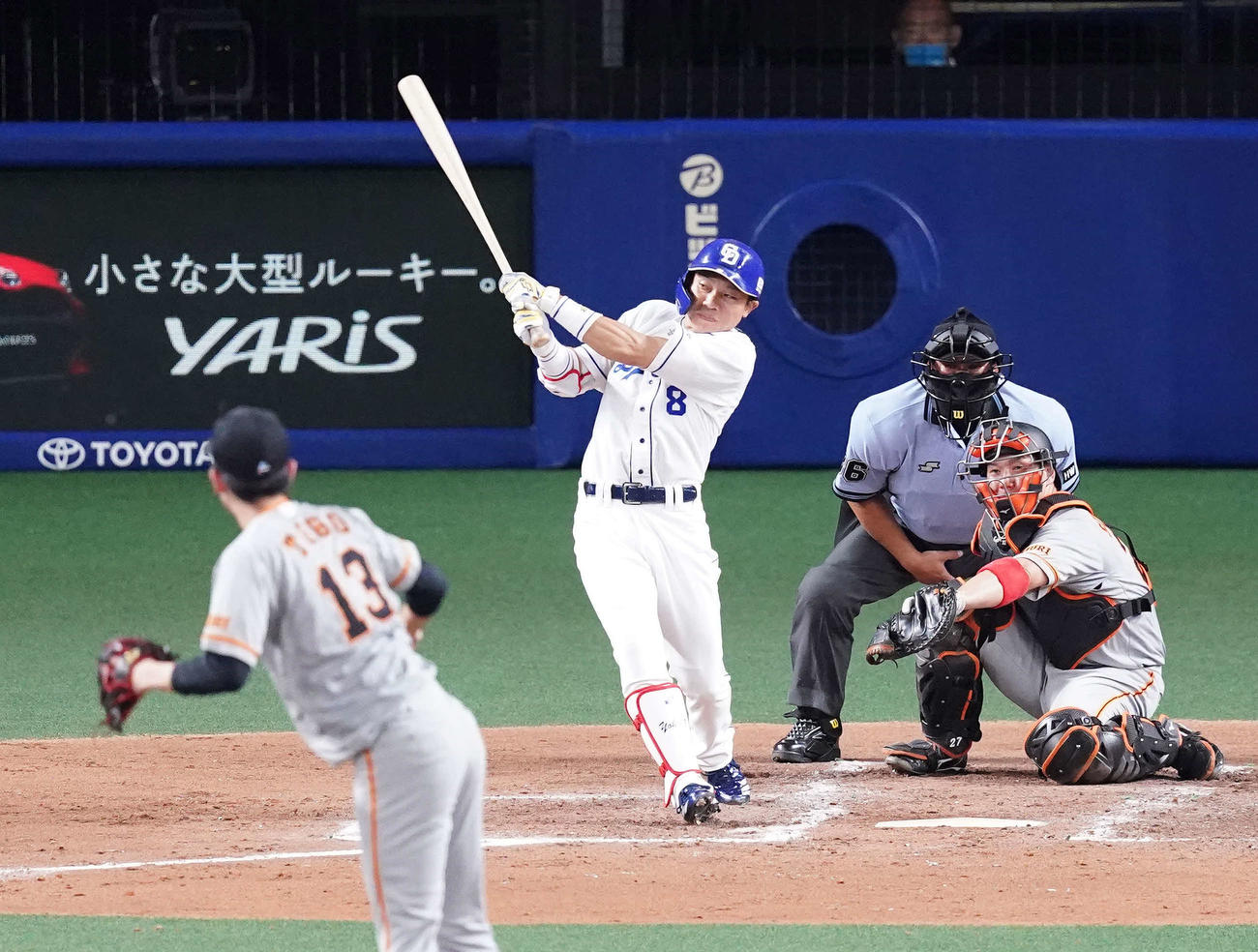 中日対巨人　3回裏中日2死一、二塁、先制適時二塁打を放つ大島。投手戸郷（撮影・江口和貴）