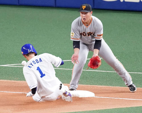 中日対巨人　8回裏中日無死、三塁打を放った京田の頭に送球のボールが当たる。右は三塁手岡本（撮影・江口和貴）