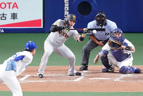中日対巨人　3回表巨人無死一塁、送りバントを決める丸（撮影・江口和貴）