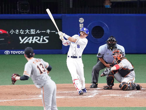 中日対巨人　3回裏中日2死一、二塁、先制適時二塁打を放つ大島。投手戸郷（撮影・江口和貴）