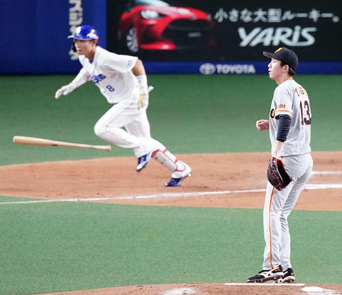 中日対巨人　3回裏中日2死一、二塁、大島（左）に先制適時二塁打を浴びる戸郷（撮影・江口和貴）