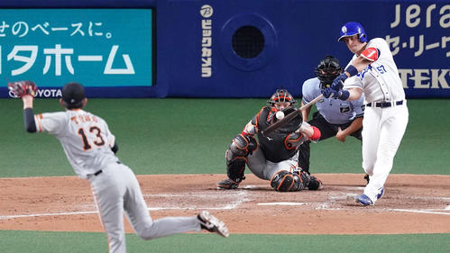 中日対巨人　4回裏中日無死、左越えソロ本塁打を放つA・マルティネス。投手戸郷（撮影・江口和貴）