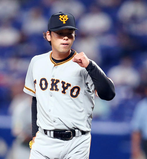 中日対巨人　5回裏中日2死、A・マルティネスを三振に仕留め、ガッツポーズする高梨（撮影・大野祥一）