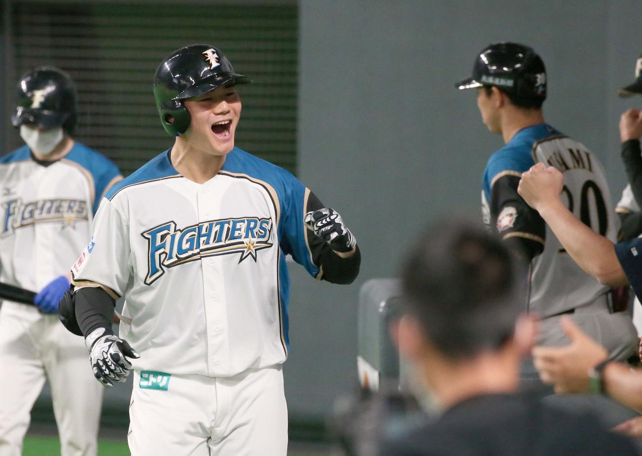 本塁打を放ちナインに出迎えられる日本ハム清宮（20年7月16日撮影）