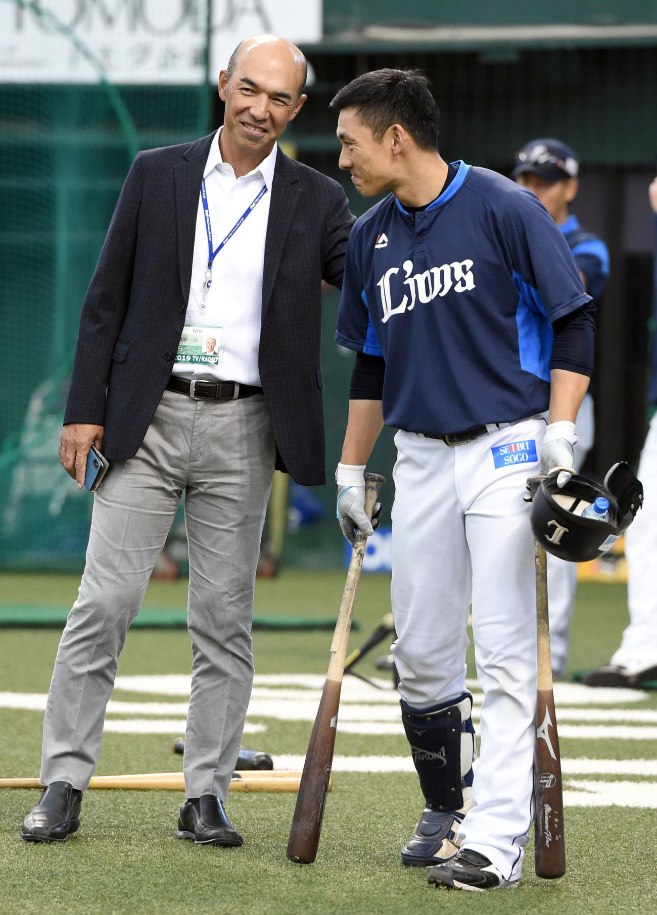 西武栗山（右）と話をする和田一浩氏（19年10月10日撮影）